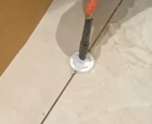 密云瓷砖空鼓维修公司专业解答瓷砖在铺贴过程中，如果没有涂抹均匀到位的粘结材料（如水泥砂浆或瓷砖胶），可能会导致以下问题